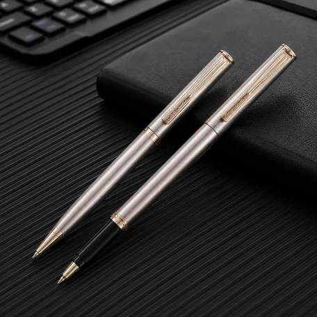 Набор Pierre Cardin коллекция «ПАРА (PEN&PEN)» : ручка шариковая + роллер, корпус - латунь. Отделка - стальное матовое покрытие. Детали дизайна - позолота. Цвет - стальной.